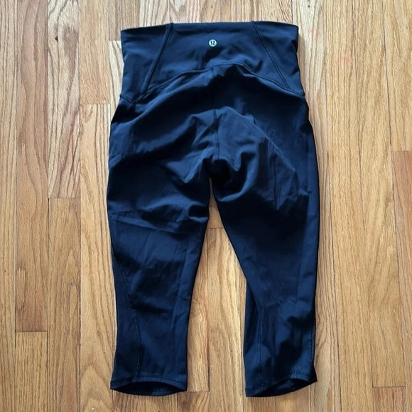 Lululemon 6 Train Times Crop (17") Black great pre owned condition, mesh detail - Picture 7 of 13